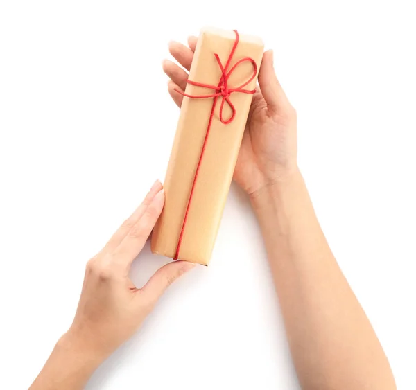 Mujer con caja de regalo de paquete sobre fondo blanco —  Fotos de Stock