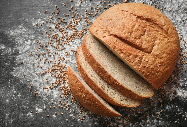 Yummy roti segar dengan buckwheat di latar belakang gelap — Stok Foto