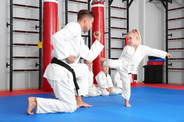 Mężczyzna karate Instruktor szkolenia dzieci w dojo — Zdjęcie stockowe