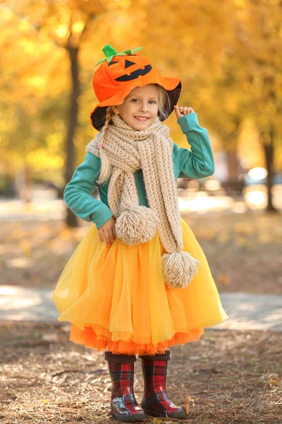 Nettes kleines Mädchen im Halloween-Kostüm im Herbstpark — Stockfoto