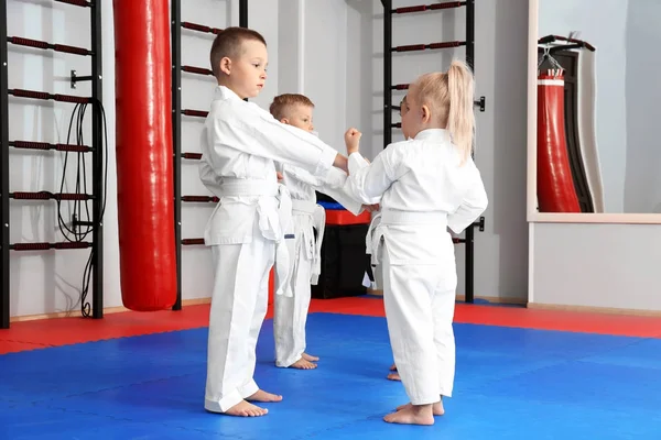 Crianças praticando karatê no dojo — Fotografia de Stock