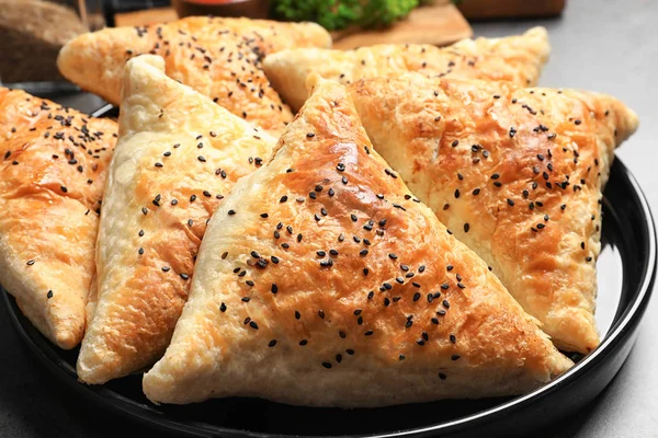 Assiette avec de délicieux samosas sur la table, gros plan — Photo