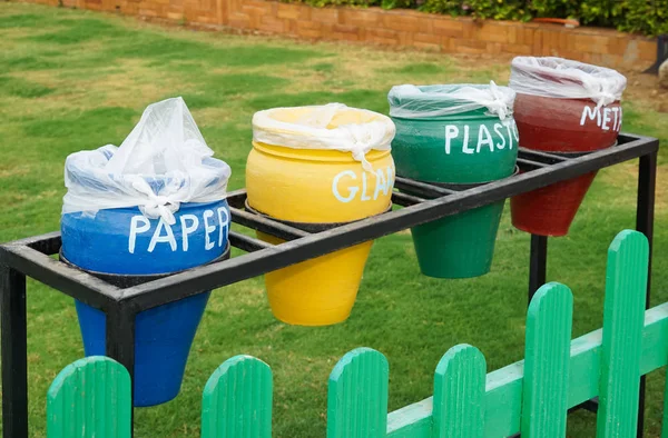 Diferentes papeleras de colores al aire libre. Concepto de reciclaje — Foto de Stock