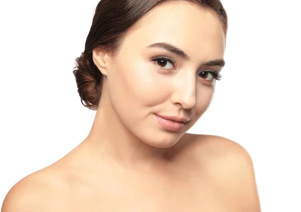 Porträtt av vacker ung kvinna med ögonfransförlängning på vit bakgrund — Stockfoto