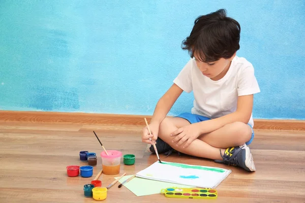 Bonito menino pintando em casa — Fotografia de Stock