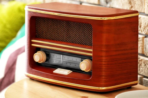 Radio-ontvanger met retro design op tafel in kamer, close-up — Stockfoto