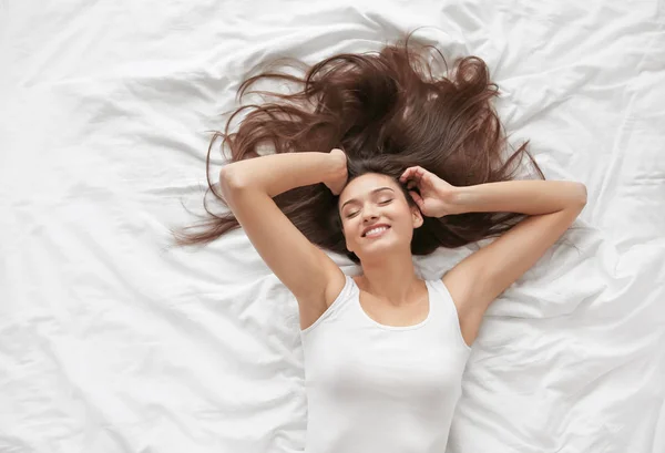 Mujer joven despertando por la mañana en casa —  Fotos de Stock