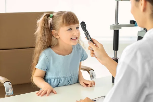 Oftalmólogo inspeccionando fondo de ojo de niño pequeño en clínica —  Fotos de Stock