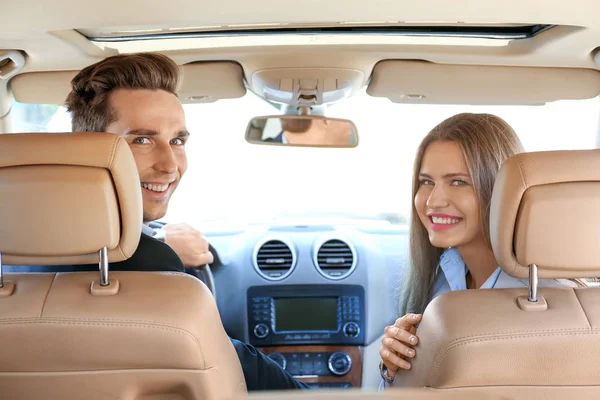 Schönes junges Paar im Auto — Stockfoto