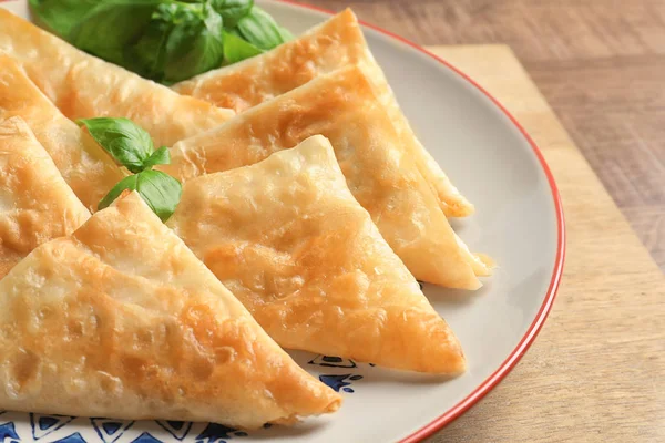 Assiette avec de délicieux samosas sur la table, gros plan — Photo