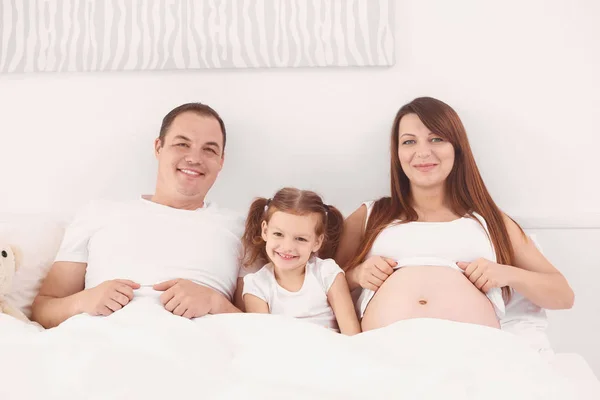 Família jovem feliz em casa — Fotografia de Stock