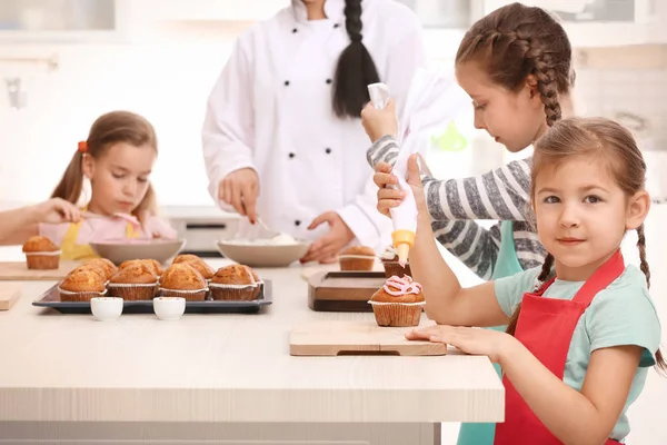 Group of children and teacher in kitchen during cooking classes — Stock Photo, Image