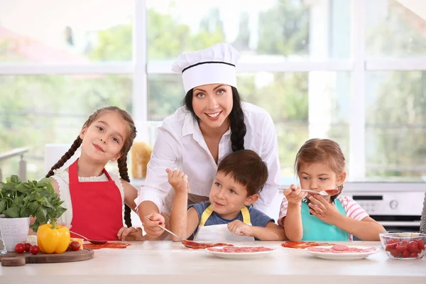 A gyermekek és a konyhában főzés osztályok során tanár csoport — Stock Fotó