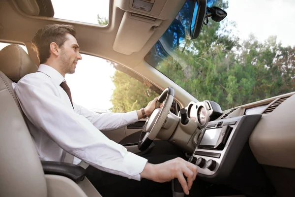 Uomo d'affari al posto di guida dell'auto — Foto Stock