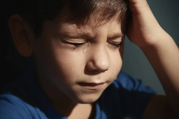 Kleiner trauriger Junge weint. Missbrauch von Kindern — Stockfoto