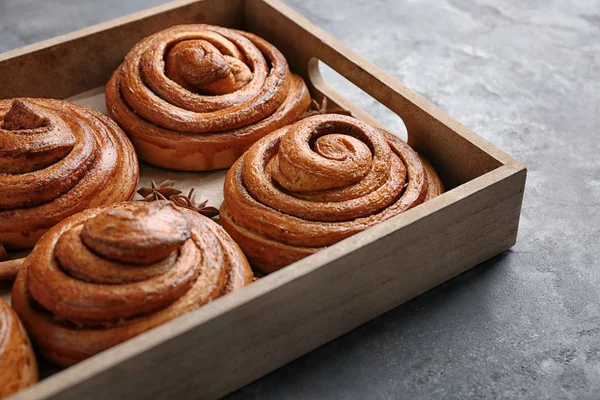 Tatlı tarçın ile ahşap tepsi masanın üzerine rulo