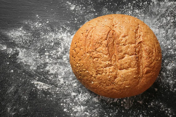 Roti segar Yummy di latar belakang gelap — Stok Foto