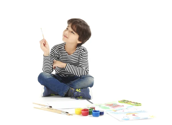 Petit garçon peinture sur fond blanc — Photo