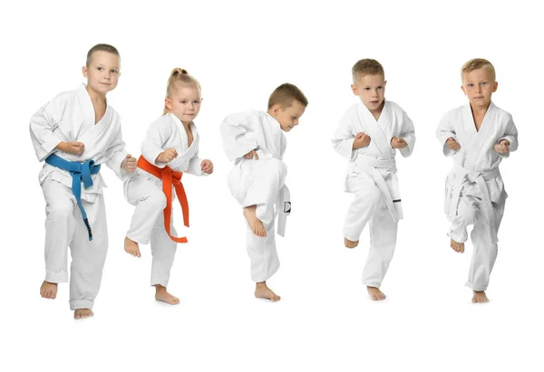 Küçük çocuk karate beyaz arka plan üzerinde pratik — Stok fotoğraf