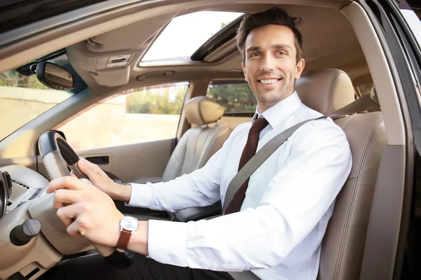 Empresario en el asiento del conductor del coche — Foto de Stock