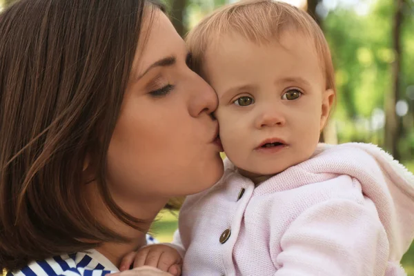 Matka s roztomilá malá dcerka společně v parku — Stock fotografie