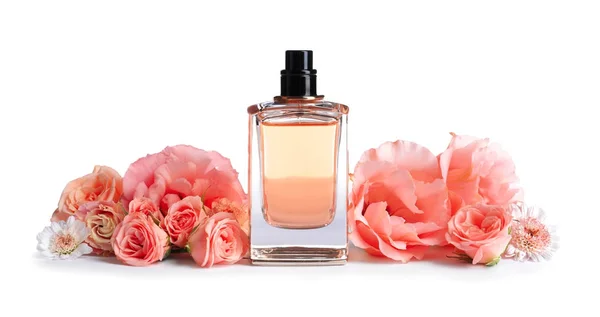 Garrafa de perfume com flores sobre fundo branco — Fotografia de Stock