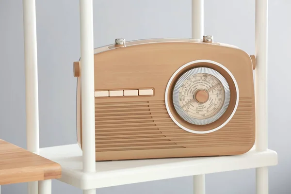 Moderne radio-ontvanger op plank tegen de lichte achtergrond — Stockfoto