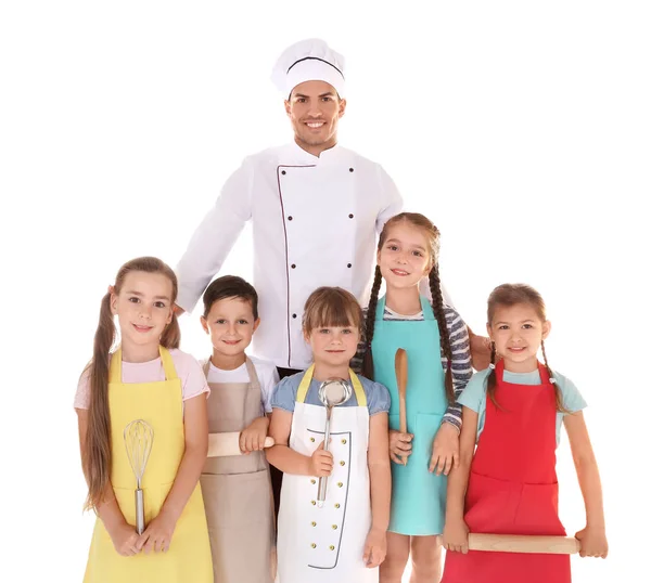 Bambini carini con utensili da cucina e chef su sfondo bianco. Corso di cucina concetto — Foto Stock