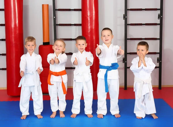 Crianças usando karategi no dojo — Fotografia de Stock