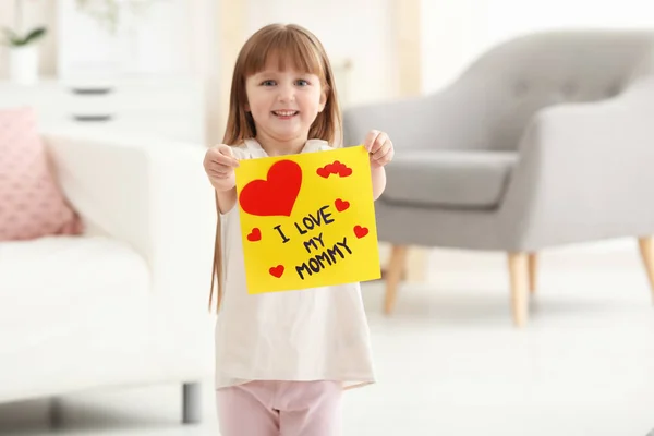 Kleines Mädchen mit Grußkarte zum Muttertag zu Hause — Stockfoto