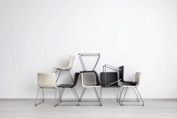 Könnyű fal mellett modern székekkel összetétele — Stock Fotó