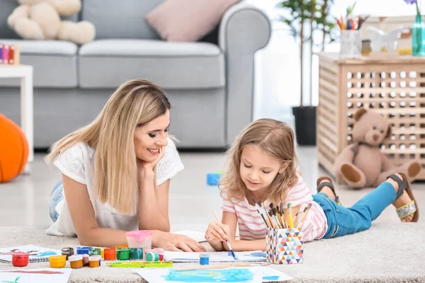 Anne ile kızı kapalı yerde yatarken süre boyama