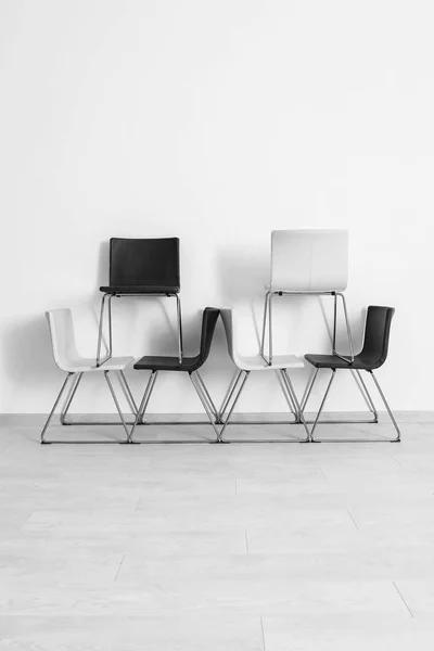 Könnyű fal mellett modern székekkel összetétele — Stock Fotó