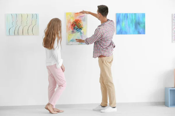 Pareja joven en galería de arte — Foto de Stock