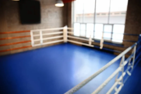 Rozmazaný pohled na prázdné boxerský ring uvnitř — Stock fotografie