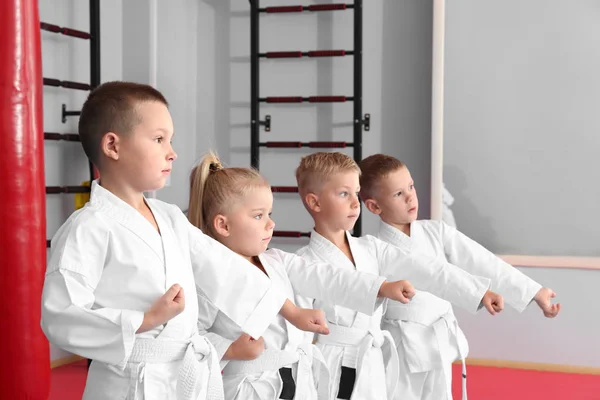Niños practicando karate en dojo — Foto de Stock