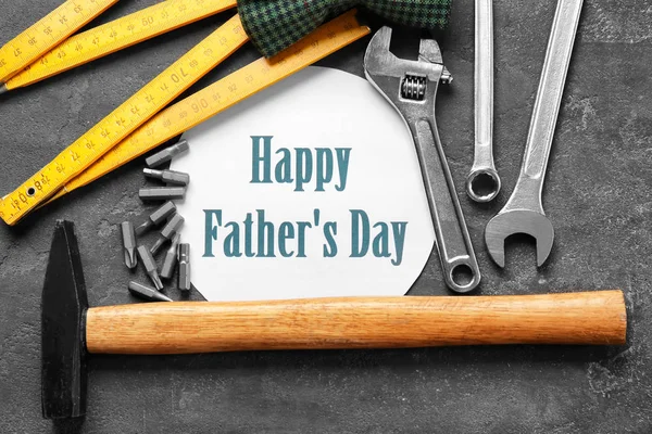 Set van tools met wenskaart op donkere achtergrond. Father's Day concept — Stockfoto