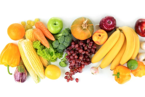 Composição de diferentes frutas e legumes sobre fundo branco — Fotografia de Stock