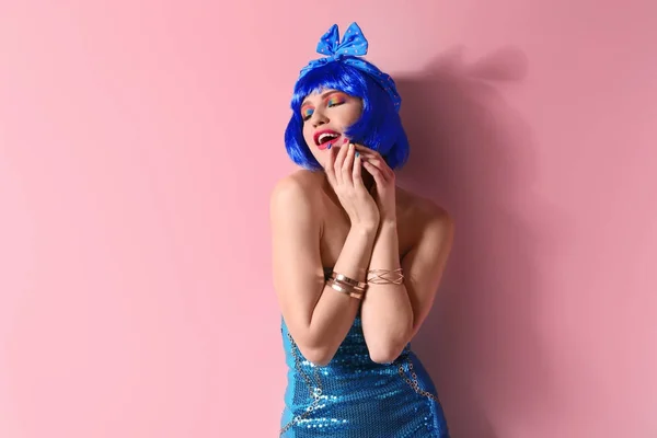 Młoda kobieta z włosów makijaż i niebieski tęcza na różowym tle — Zdjęcie stockowe