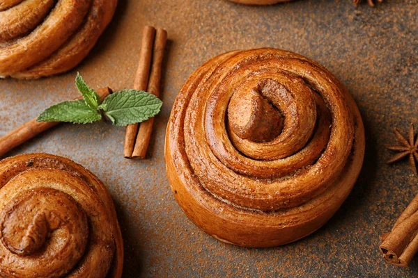 Rolos de canela doce na mesa — Fotografia de Stock