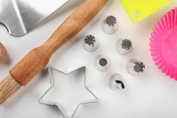 Conjunto de utensílios de cozinha para cozinhar pastelaria sobre fundo branco — Fotografia de Stock