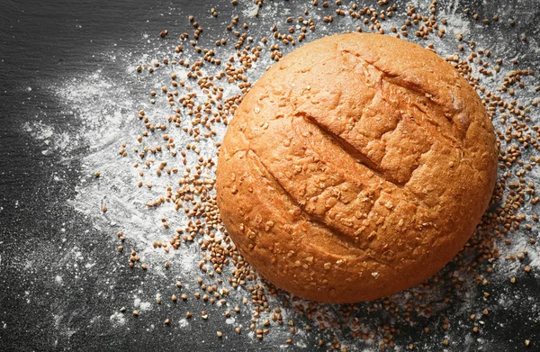 Yummy roti segar dengan buckwheat di latar belakang gelap — Stok Foto