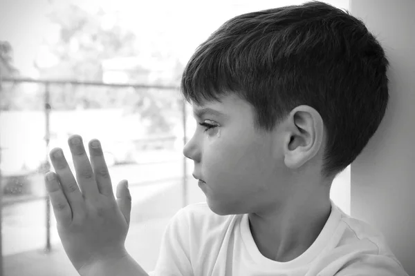 Um rapaz triste a chorar. Conceito de abuso de crianças — Fotografia de Stock