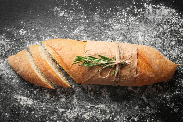 Yummy roti segar dengan herbal pada latar belakang gelap — Stok Foto