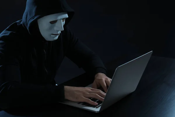 Hacker utilizzando laptop su sfondo scuro — Foto Stock