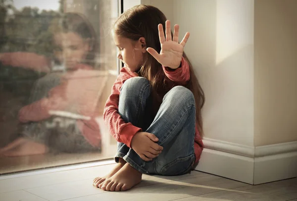 Niña indefensa cerca de la ventana. Abuso del concepto de niños — Foto de Stock