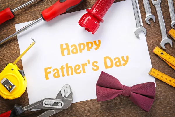 Set van tools met wenskaart op houten achtergrond. Father's Day concept — Stockfoto