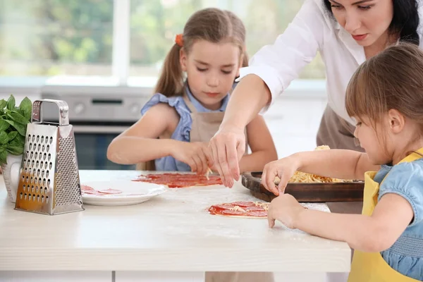 Barn och lärare i köket under tillagningen klasser — Stockfoto