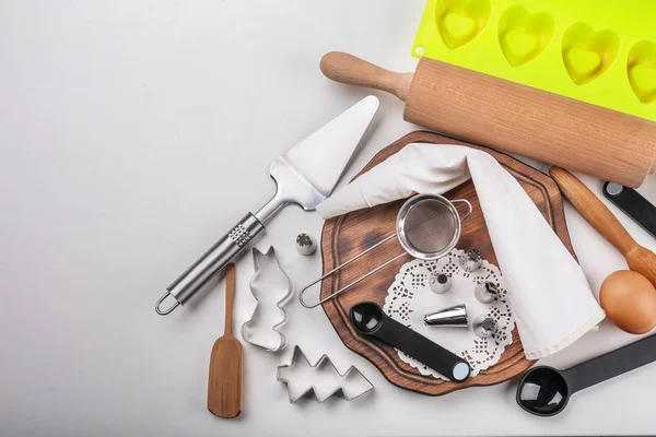 Beyaz arka plan üzerinde hamur işleri yemek pişirmek için mutfak eşyaları kümesi