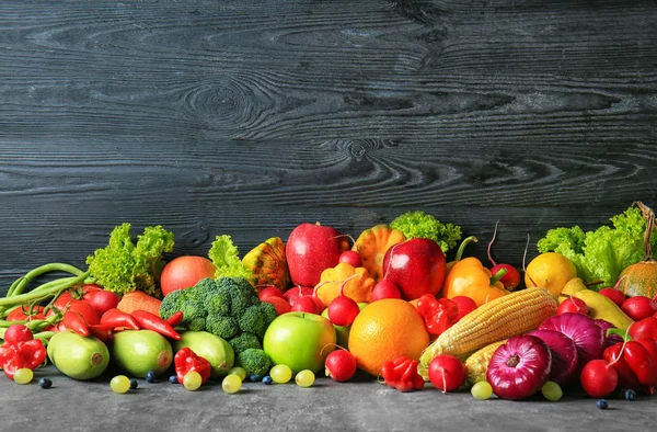 Composizione con frutta e verdura diverse sul tavolo sullo sfondo di legno scuro — Foto Stock